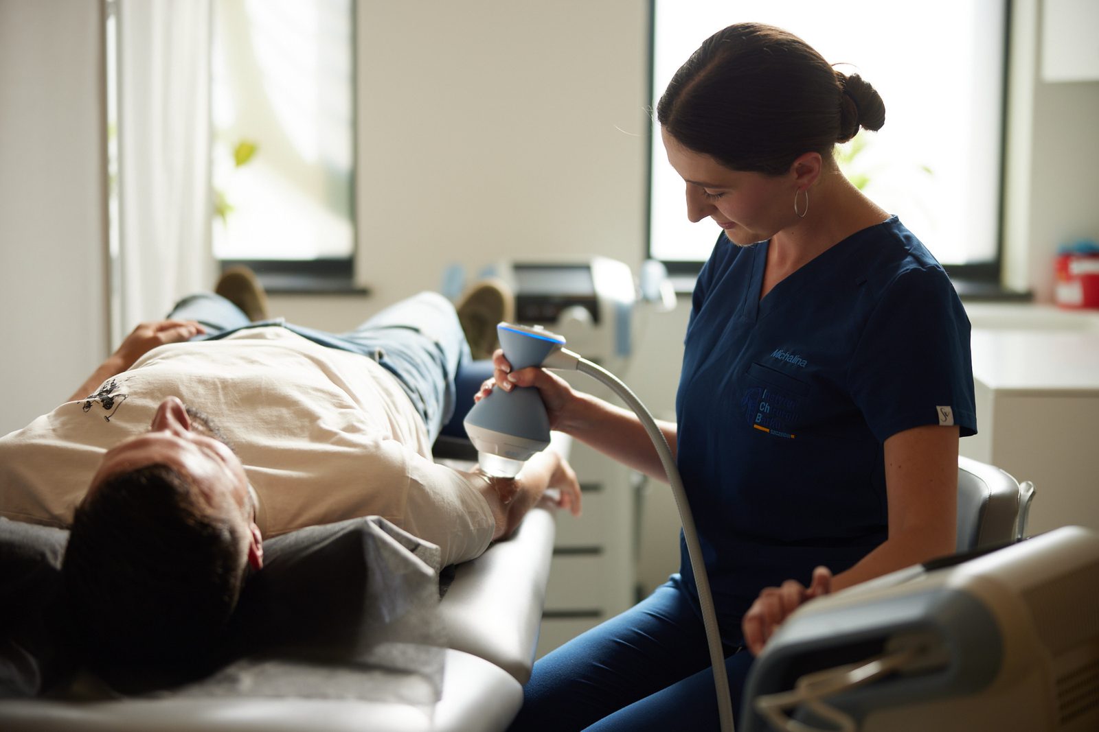 Rehabilitacja przy ucisku nerwu: co daje terapia manualna, a co elektroterapia